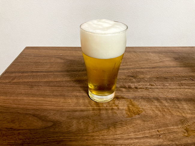 神泡サーバーによってビールグラスに綺麗に泡が盛られていて美味しそうなビールの画像