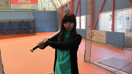 野球初体験の18歳女子大生がホームランを打つ方法 オモコロ