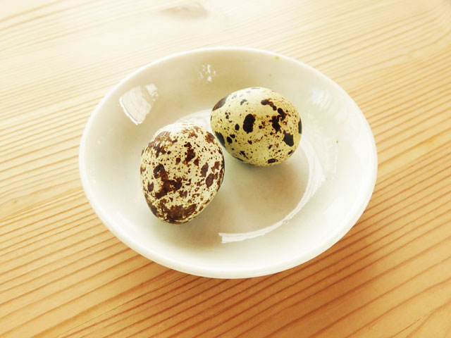 うずらの卵2個