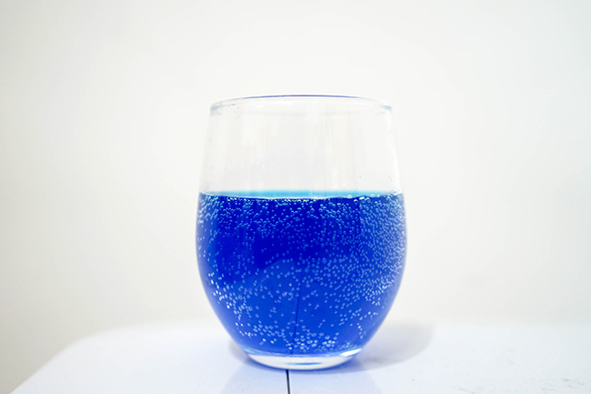 マツモトキヨシ限定販売の青いエナジードリンクを一口飲んだ感想 オモコロブロス